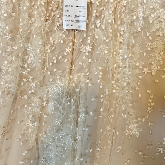 David’s bridal wedding gown - Picture 4 of 11